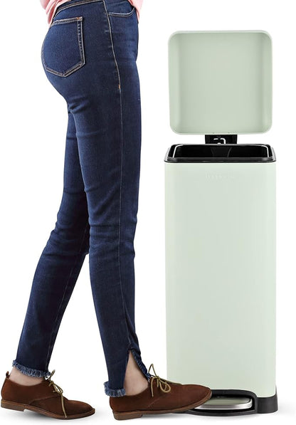 happimess HPM1007E Betty Retro 8-Gallon Step-Open Trash Can
